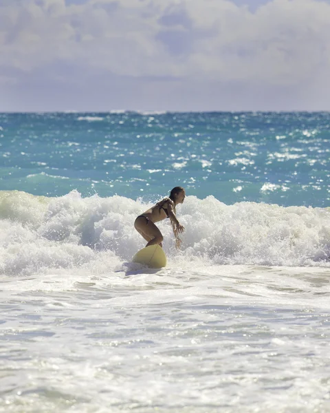 Menina loira surfar as ondas — Fotografia de Stock