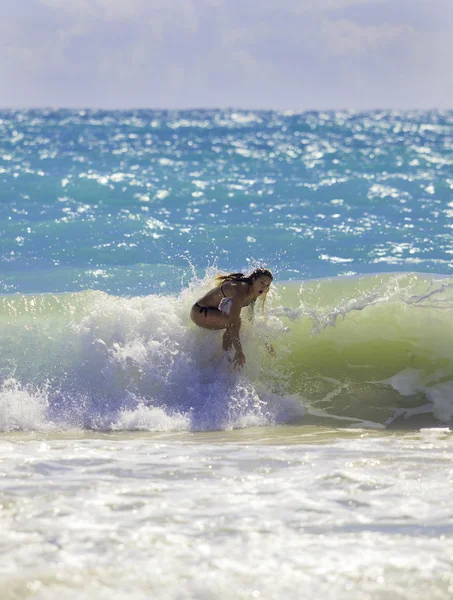 Ξανθιά κοπέλα surfing στο κύματα — Φωτογραφία Αρχείου