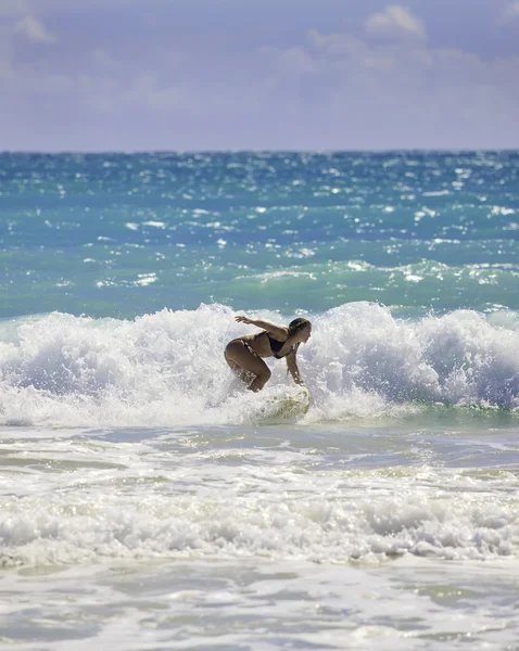 Blond girl surfing the waves — Zdjęcie stockowe