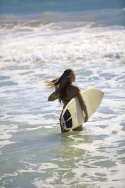 sarışın bikini surfboard ile