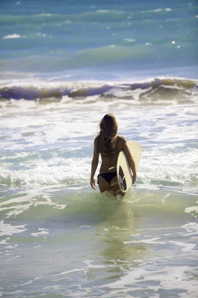 Biondo in bikini con tavola da surf — Foto Stock