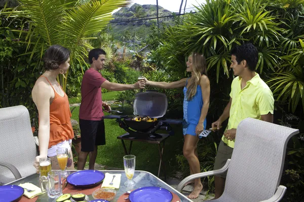 Amici che fanno una festa barbecue — Foto Stock