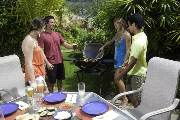 Vrienden barbecue feest — Stockfoto