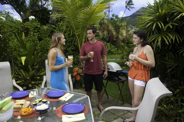 Amis faisant une fête barbecue — Photo