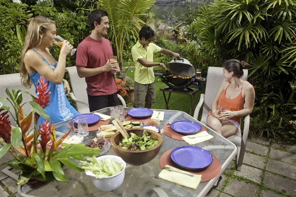 Amici che fanno una festa barbecue — Foto Stock