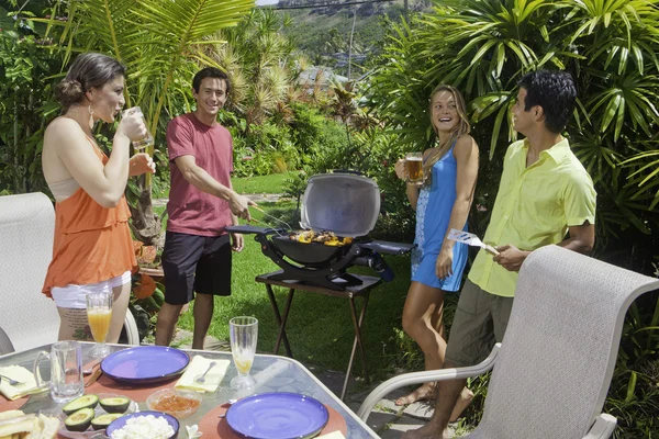 Amigos teniendo una fiesta de barbacoa Fotos de stock libres de derechos