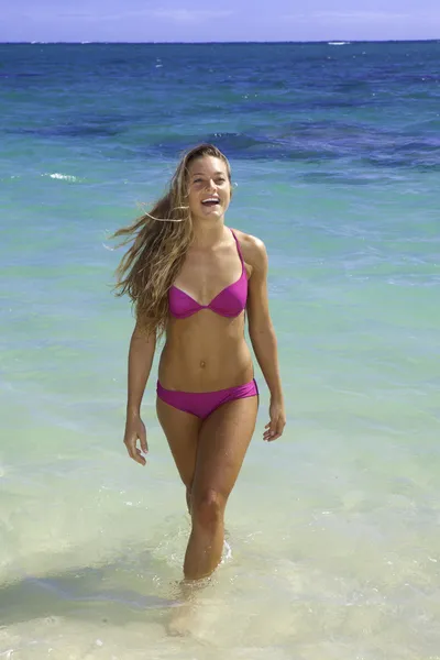 Tjej i bikini i havet — Stockfoto