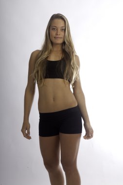 genç bir kadın onun egzersiz yapıyor