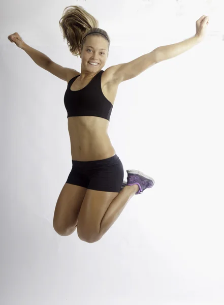 Junge Frau macht ihr Workout — Stockfoto