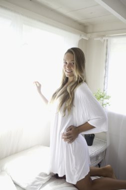 Güzel genç bayan yatak odasında.