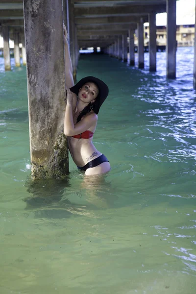 Belle fille à la plage — Photo