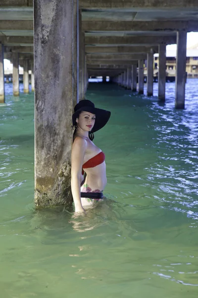 Vacker flicka på stranden — Stockfoto