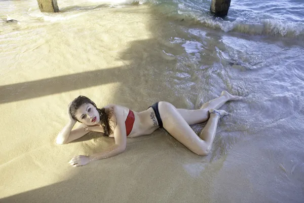 Menina bonita na praia — Fotografia de Stock