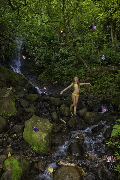 Femme dans une forêt tropicale — Photo