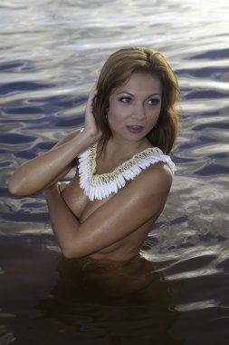 güzel kızıl saçlı üstsüz Okyanusu