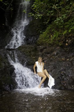 sarışın bir kadın bir şelale