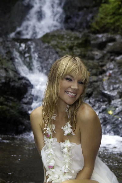 Blond kvinna i ett vattenfall — Stockfoto