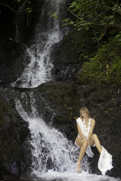 Femme blonde dans une cascade — Photo