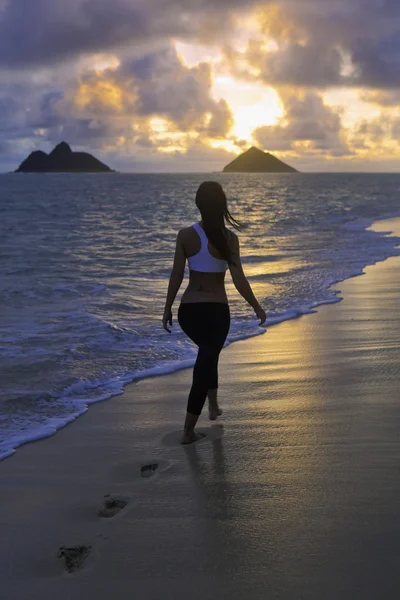 Γυναίκα περπατά στην παραλία — Φωτογραφία Αρχείου