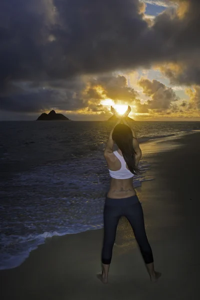 Mulher na praia ao nascer do sol — Fotografia de Stock