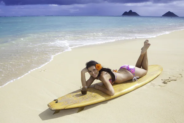 Kadın surfboard ile sahilde — Stok fotoğraf