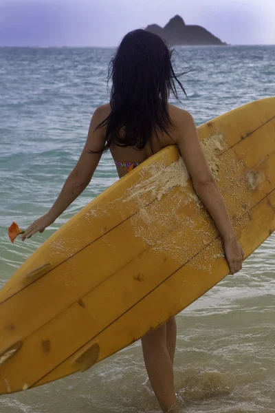 Vrouw aan het strand met surfboard — Stockfoto