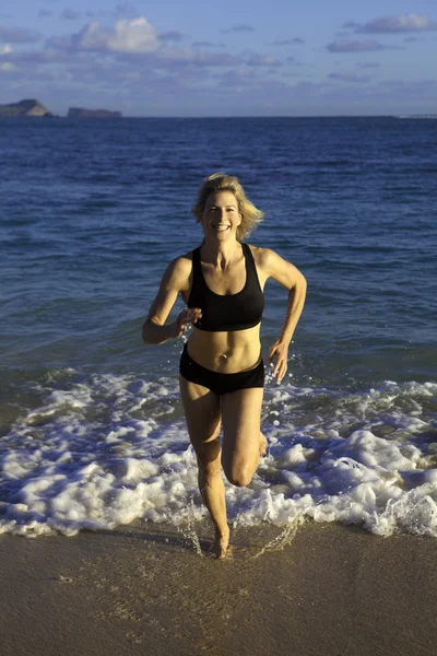 Hawaii plajda kadın — Stok fotoğraf