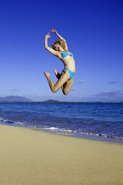 ハワイのビーチでの女性 — ストック写真