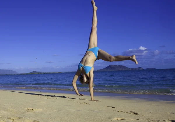 Kvinna på stranden i hawaii — Stockfoto