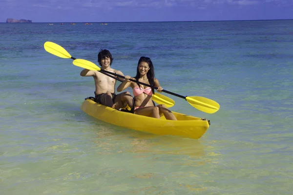 Japanese couple in kayak — Stock Photo, Image