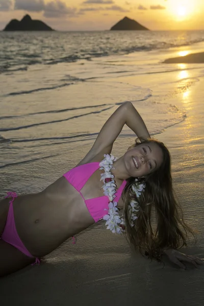 Belle fille en bikini à la plage — Photo