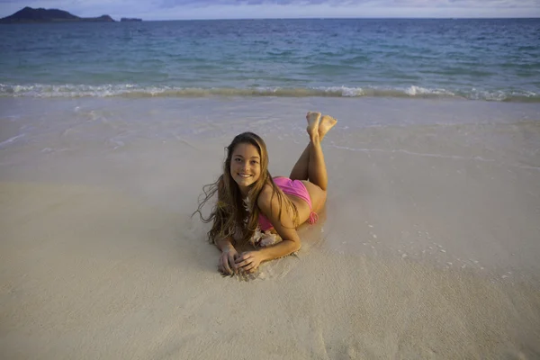 Vacker flicka i bikini på stranden — Stockfoto