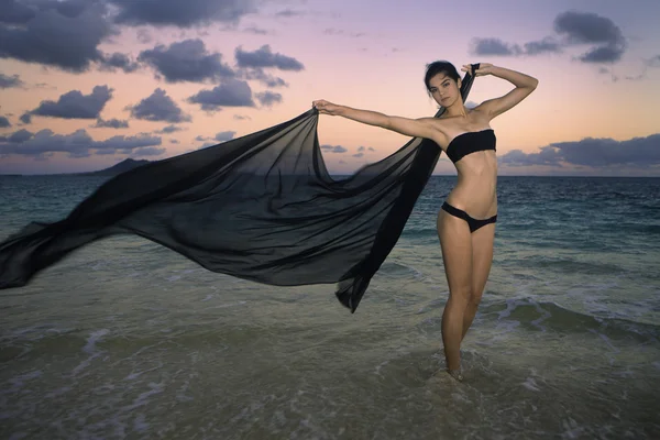 Mujer en la playa al amanecer — Foto de Stock
