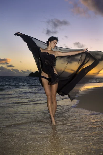 Femme sur la plage au lever du soleil — Photo