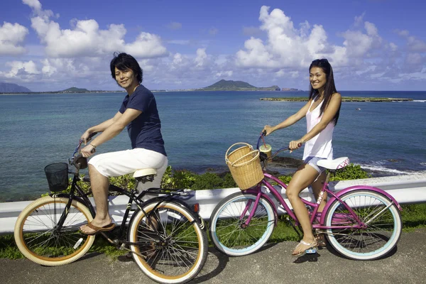 Pareja japonesa en bicicleta — Foto de Stock