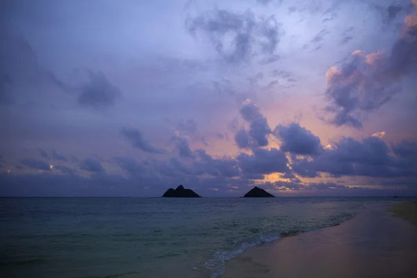 Sunrise on the beach in hawaii — Stock Photo, Image