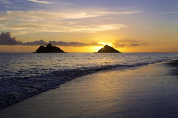 Zonsopgang op het strand in Hawaï — Stockfoto