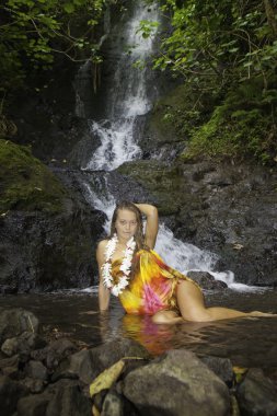 Kız bir tropik şelale