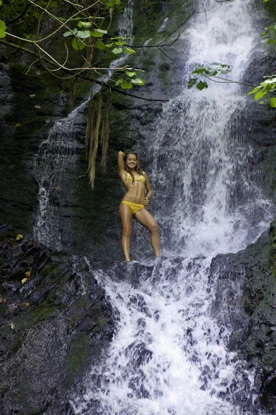 Flicka i ett tropiskt vattenfall — Stockfoto