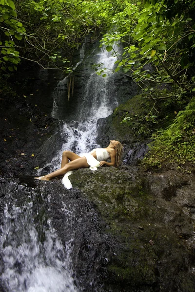 Fille dans une cascade tropicale — Photo