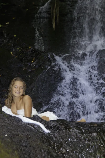 Menina em uma cachoeira tropical — Fotografia de Stock