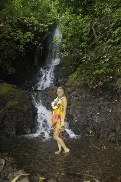 Fille dans une cascade tropicale — Photo