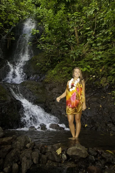 Menina em uma cachoeira tropical — Fotografia de Stock