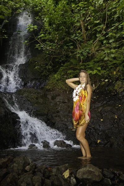 Ragazza in una cascata tropicale — Foto Stock