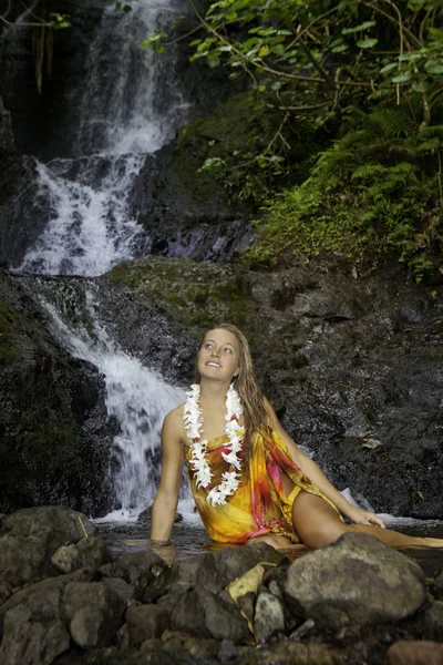 Ragazza in una cascata tropicale — Foto Stock