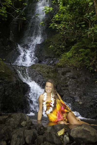 Menina em uma cachoeira tropical — Fotografia de Stock