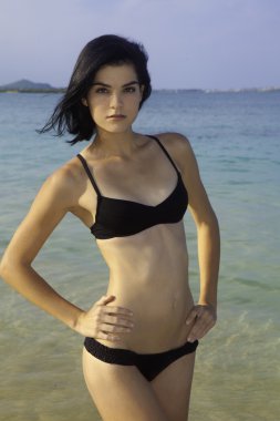 uzun boylu kız plajda bikini