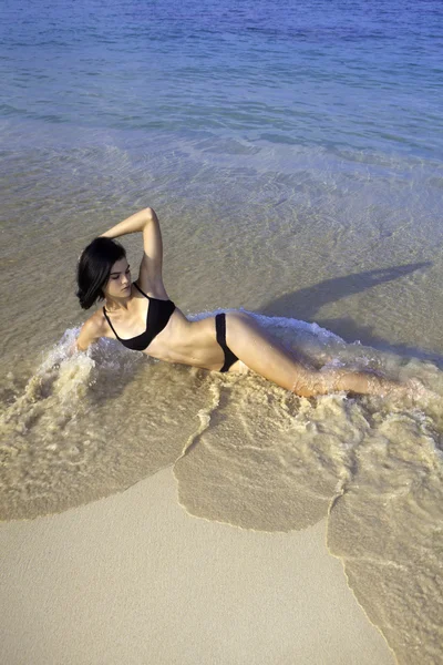 Chica alta en bikini en la playa — Foto de Stock