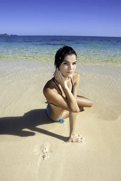 比基尼在海滩上的女孩 — 图库照片
