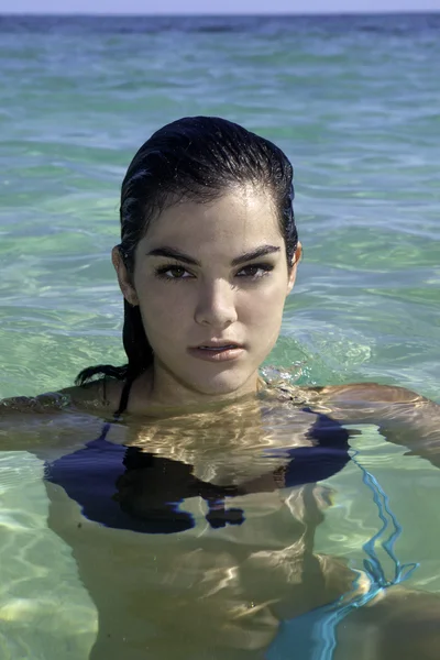 Ragazza in bikini in spiaggia — Foto Stock